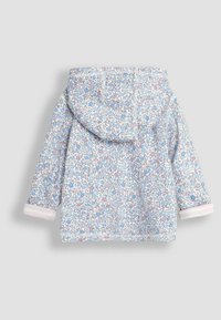 Chaqueta con estampado floral en tonos azul claro y rosa, que incluye una capucha y suaves puños rosa; confeccionada en una tela texturizada.