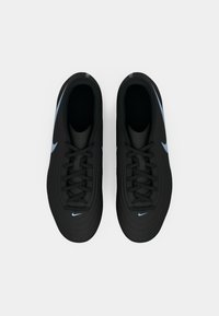 Μαύρα αθλητικά παπούτσια με υφή στην επάνω επιφάνεια, μπλε λογότυπο Nike, επίπεδοι κορδόνια και στρογγυλεμένη μύτη. Μινιμαλιστικός σχεδιασμός σε λευκό φόντο.
