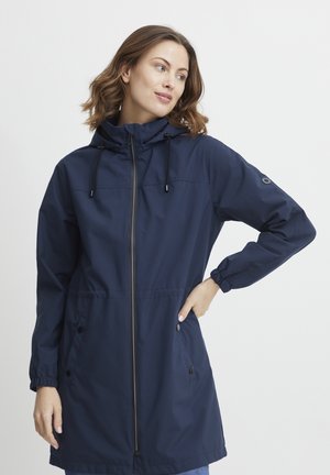 Marineblaue wasserdichte Jacke mit Reißverschluss vorne, verstellbarem Kapuzenrand, elastischen Bündchen und Druckknopf-Taschen. Glatte Textur und einfaches Design.