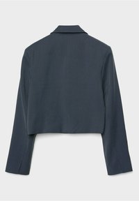 Granatowa, krótka marynarka z wciętym kołnierzem, długimi rękawami i gładką fakturą. Charakteryzuje się czystym tyłem bez widocznych zapięć.