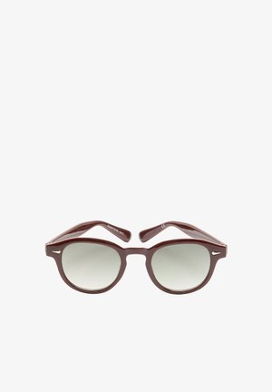 Brązowe plastikowe okulary przeciwsłoneczne z gradientowymi szarymi szkłami. Kształt kocich oczu z cienkimi zausznikami i małym akcentem logo na oprawce.