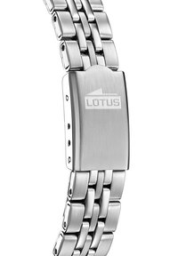 Kovový hodinový náramok so strieborným spojom, vybavený kefovanou kovovou sponou a gravírovaným logom "LOTUS" na lesklom povrchu.