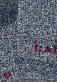 Calze fino al ginocchio in maglia blu scuro e grigia melange, con il logo rosso "CALVIN". Tessuto morbido con bordo a coste e tallone rinforzato.