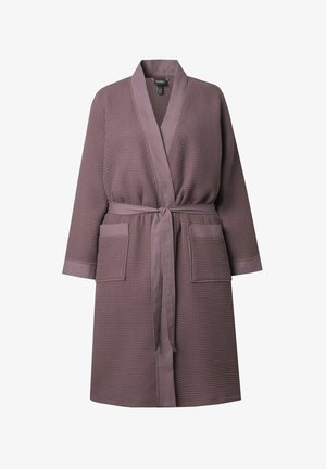 Roba z długim rękawem o fakturze waflowej w stonowanym odcieniu mauve, z kołnierzem szalowym, paskiem w talii i dwiema przednimi kieszeniami. Odpowiednia do codziennego noszenia.
