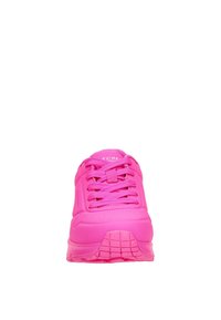 Felroze sportieve schoen met een gestructureerde bovenkant, ronde neus en vetersluiting. Gevoerde zool met een roosterpatroon aan de onderkant.