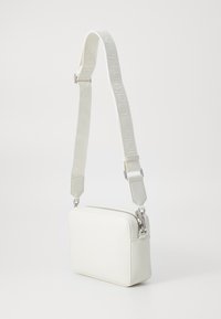 Calvin Klein MUST SMALL CAMERA BAG - Umhängetasche - chalk