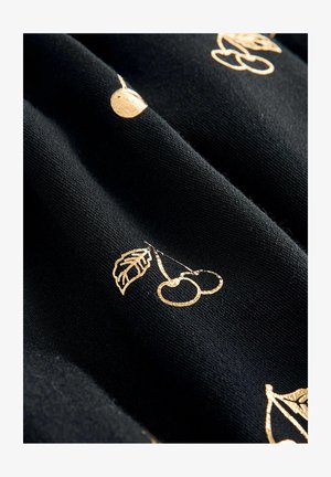 Fekete szövet, fényes arany gyümölcs- és levélmintákkal. Kiemelkedő részletek közé tartoznak meggy és kerek gyümölcs minták, amelyek ismétlődő elrendezésben szerepelnek.