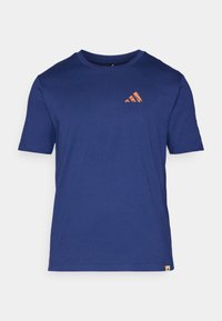 Navyblauw t-shirt met korte mouwen en ronde hals, met een kleine oranje bergafbeelding op de linkerkant van de borst en een beige label aan de onderzoom.