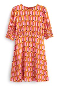 Une robe à manches courtes avec un motif géométrique vif en orange, rose et noir. Le tissu a une texture lisse ; fronces à la taille.