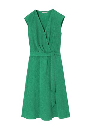Robe enveloppante verte en tissu texturé. Dotée de manches courtes, d'un décolleté en V et d'une ceinture nouée à la taille. Silhouette évasée.