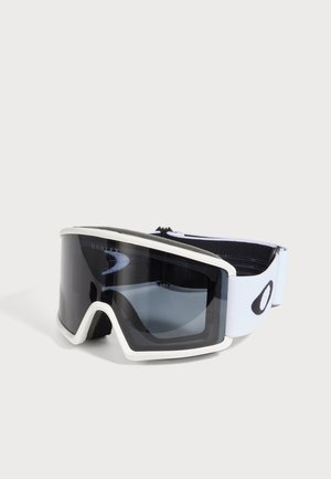 Бели рамкови ски очила Oakley с тъмнени лещи и регулируема бяла лента с черно лого на обикновен светъл фон.
