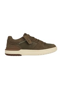 Bruine suede en leren lage sneaker met een crèmekleurige zool, voorzien van perforaties voor ventilatie en een merketiket op de tong.