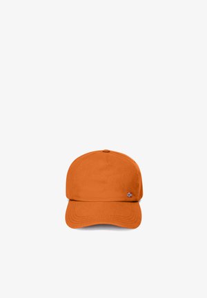 Orange baseballkasket med lille rektangulært flagemblem på frontens højre side, vist mod en ensfarvet hvid baggrund.