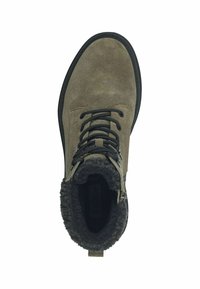 Bottine en daim marron avec lacets noirs, doublure en fourrure, bout rond et semelle noire contrastante. Dispose d'une fermeture éclair sur le côté pour un accès facile.