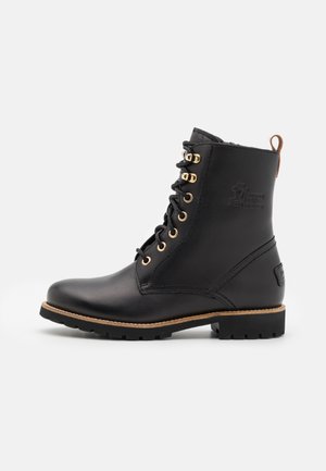 Mustanud nahast ankle kingad kuldsete silmadega, ümmargune varvas ja kontrastne pruun tall. Omab tõmbeaasat ja reljeefset logo külje peal.