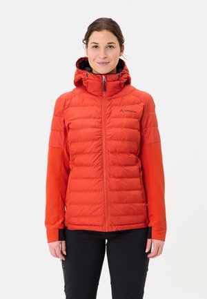Rote isolierte Jacke mit Reißverschluss auf der Vorderseite, gepolstertem Oberkörper und glatten Ärmeln. Verfügt über eine Kapuze, verstellbare Kordeln und ein Logo auf der Brust.