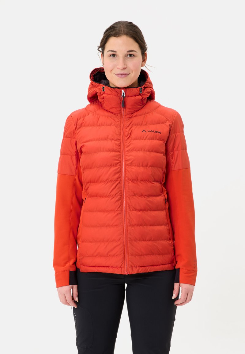 Giacca isolante rossa con chiusura a zip, corpo imbottito e maniche lisce. Include un cappuccio, cordini regolabili e un logo sul petto.