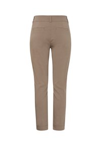 Vue arrière d'un pantalon slim beige avec passants de ceinture, deux poches passepoilées à l'arrière, coutures tailleur et ourlets longueur cheville sur fond blanc.