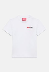 Λευκό βαμβακερό T-shirt με στρογγυλή λαιμόκοψη, κοντά μανίκια και κόκκινο λογότυπο Diesel τυπωμένο στην αριστερή πλευρά του στήθους.