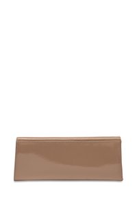 Cartera de mano beige brillante con forma rectangular y textura suave. Presenta líneas limpias y sin hardware visible ni adornos.