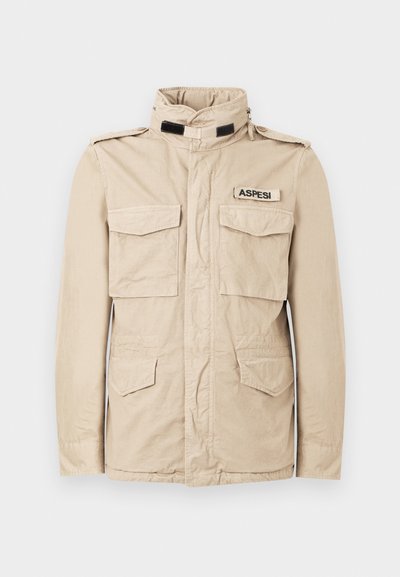 Veste beige à manches longues avec col montant, quatre poches à rabat, épaulettes et étiquette "ASPESI" sur la partie supérieure gauche de la poitrine.