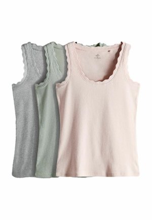 Trzy bezrękawniki z prążkowanego dzianiny w kolorze jasnoróżowym, szałwiowym zielonym i szarym, każdy z falistym dekoltem i otworami na ramiona, ułożone na płasko, zachodzące na siebie.