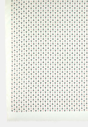 Biały materiał z powtarzającym się wzorem małych czarnych kotwic i czerwonych serc ułożonych w ukośne rzędy.