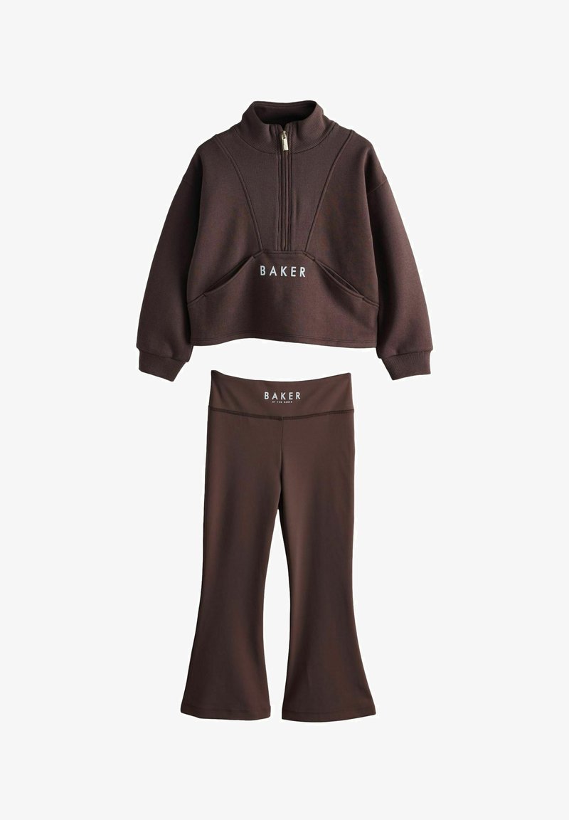 Braunes, kurz geschnittenes Sweatshirt mit Reißverschluss und passende ausgestellte Leggings mit "BAKER"-Logo auf der Vorderseite.
