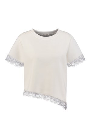 Top court blanc à manches courtes avec bordure en dentelle argentée sur les manches et ourlet asymétrique, col rond et tissu doux.