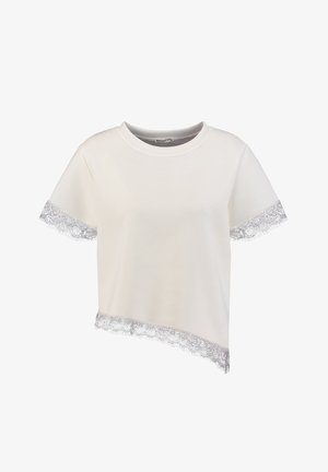 Witte korte cropped top met zilveren kanten afwerking op de mouwen en asymmetrische zoom, ronde halslijn en zachte stof.