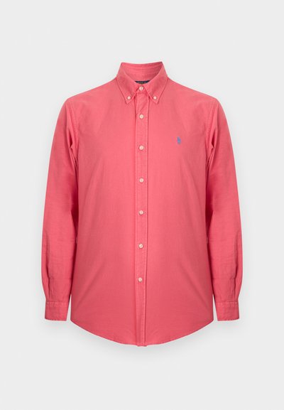 Ανδρικό πουκάμισο με μακριά μανίκια σε κοραλί ροζ, με γιακά κουμπωτό και μικρό μπλε κεντημένο λογότυπο στο στήθος.