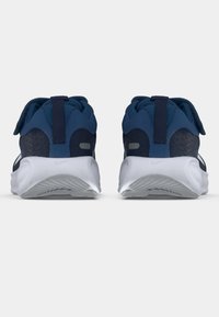 Μπλε αθλητικά παπούτσια με επάνω από πλέγμα, λευκή λεία σόλα και μαξιλαρωμένο τακούνι. Διαθέτουν ανακλαστικά στοιχεία και υφασμένη πλάτη.