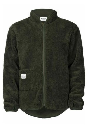 Chaqueta de forro polar verde oliva con cremallera frontal, cuello alto y un bolsillo en el pecho. Tejido suave y texturizado con dobladillo redondeado y orificios para los pulgares.