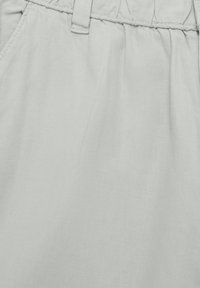 Vaaleanharmaa kangas, jossa on hienovarainen kalanruotokuvio, varustettu kerätyllä joustavalla vyötärönauhalla ja sileällä pinnalla.