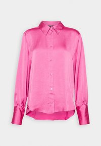 Blouse rose vif en satin à manches longues avec boutons sur le devant, col pointu et larges poignets, présentée sur un fond blanc uni.