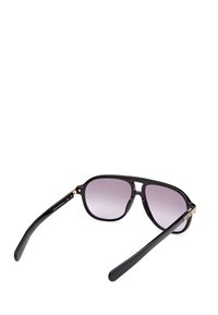 Svarta solglasögon med gradient lila linser, en transparent båge och guldfärgade detaljer. Designen har raka skalmar med en lätt sväng.