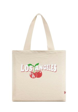 Borsa tote beige con testo "LOS ANGELES" in bianco con ombra, due ciliegie rosse con gambi verdi e le lettere "LA" su una ciliegia.