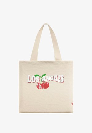 Borsa tote beige con testo "LOS ANGELES" in bianco con ombra, due ciliegie rosse con gambi verdi e le lettere "LA" su una ciliegia.