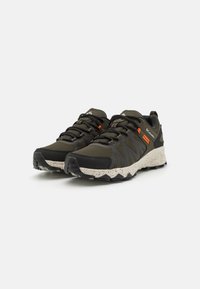 Baskets de sport en vert olive foncé avec des accents noirs, empeigne en mesh, bout arrondi, semelle texturée et détails orange. Dispose d'une semelle intermédiaire blanche mouchetée.