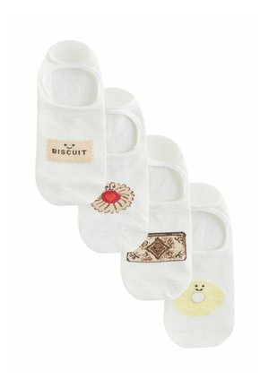 Vier witte onzichtbare sokken met verschillende kleine kleurrijke designs: een koekenlabel, een bloem met een rood centrum, een patroon op een tapijt en een glimlachende gele donut.