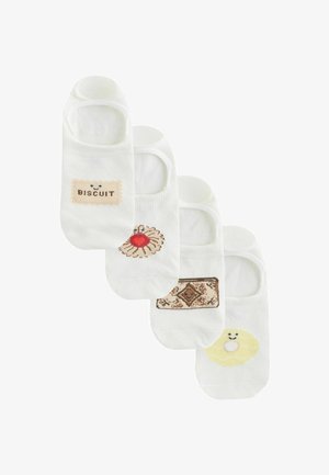 Quatre chaussettes blanches invisibles avec différents petits motifs colorés : une étiquette de biscuit, une fleur au centre rouge, un tapis à motifs et un donut jaune souriant.