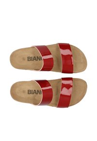 Rode lakleren sandalen met twee brede banden, beige gevoerd voetbed en zwarte rubberen zool. Merk op de binnenzool gedrukt. Maat 37.