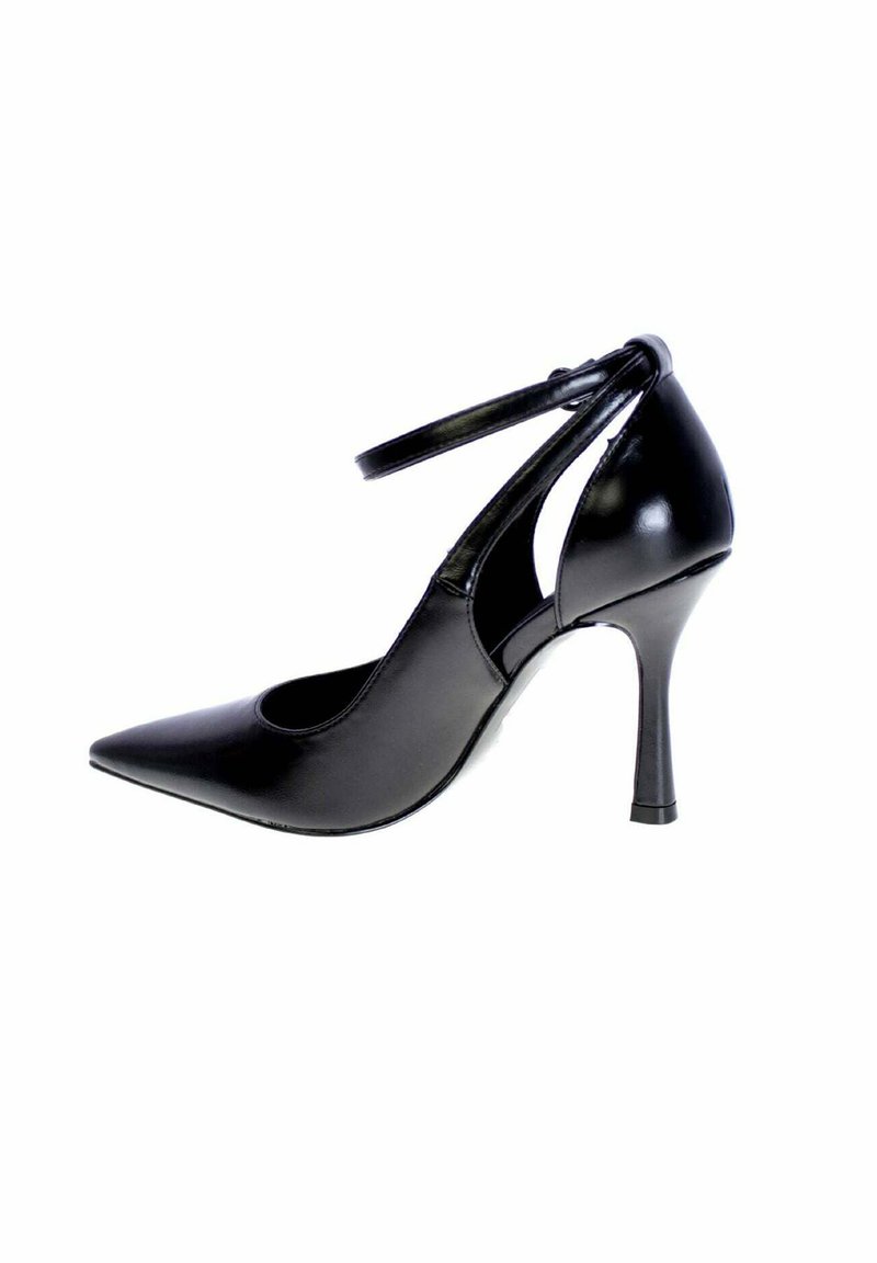 Scarpa nera con tacco alto, punta affusolata, lati aperti e cinturino alla caviglia. Realizzata in pelle lucida con un tacco sottile e affusolato.
