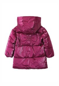 Chaqueta acolchada fucsia con capucha, que presenta un gran bordado de lazo en la parte posterior, material brillante y secciones cosidas para añadir textura.
