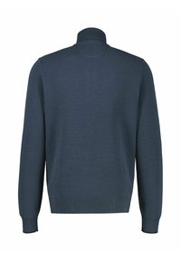 Donkerblauwe gebreide trui met een hoge kraag, lange mouwen, geribbelde boorden en zoom, met een gestructureerd patroon in de stof.