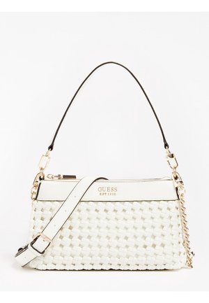 Weiße gewebte Guess-Handtasche mit goldener Kettenverzierung, verstellbarem Schulterriemen und goldenem Logo auf dem glatten oberen Panel.