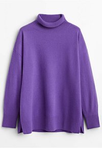 Purple turtleneck sweater made of soft fabric, featuring a relaxed fit, ribbed collar, and side slits at the hem for added comfort.