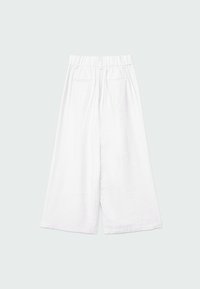 Pantalon large en lin blanc avec une taille élastique et deux poches arrière, caractérisé par une finition texturée et une silhouette ample.