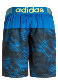 Blå sportshorts med texturerad svart mönster, med en blå elastisk midjeband och gult "adidas"-logotyp samt randiga detaljer.