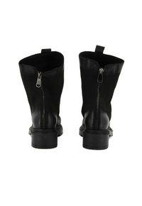 Stivali ankle in pelle nera con finitura liscia, dotati di una cerniera laterale e un tacco basso a blocco. La parte superiore presenta un design leggermente sgargiante.